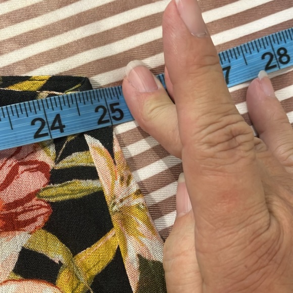 Style & Co. Floral Tank Blouse
Tassel hem Size L - Picture 5 of 8